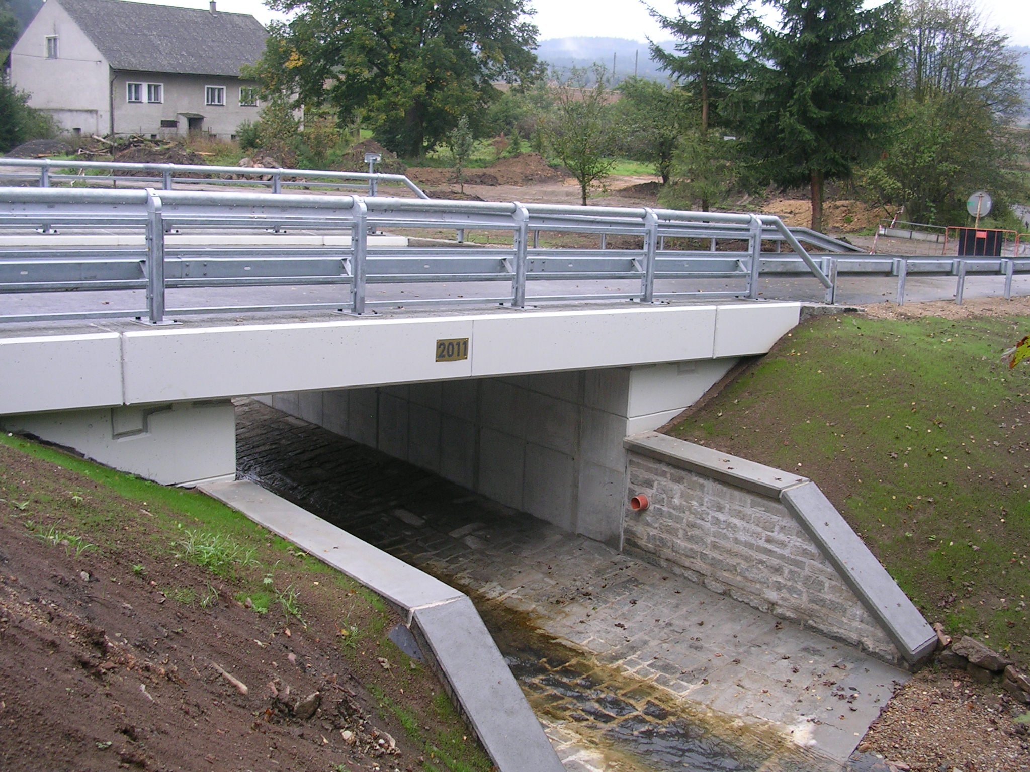 Opraví chodník a vyškolí vás v BOZP