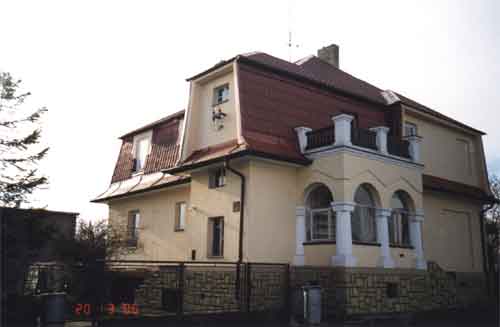 Budují na zemi i ve vodě