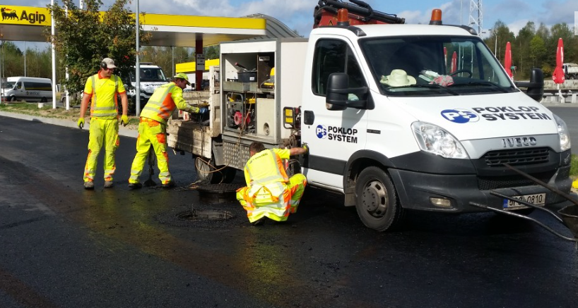 Na díry v zemi jsou jako pes