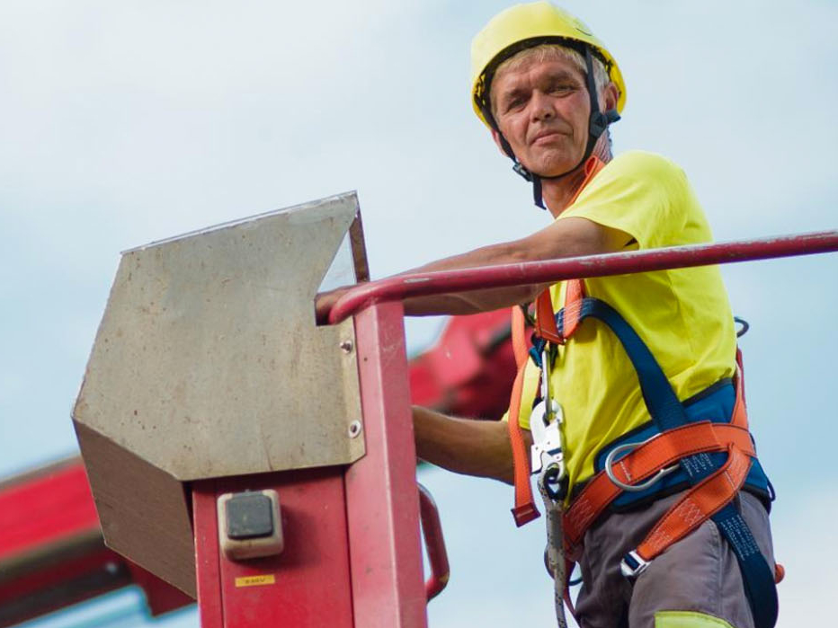 Kácet stromy, opravovat komíny a střechy