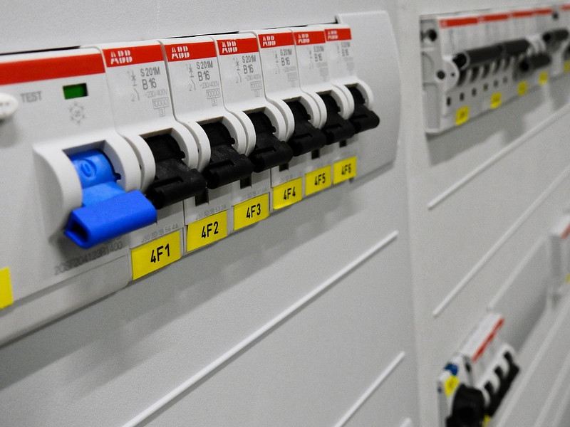 Plastové rozvaděče, bazény a jezírka