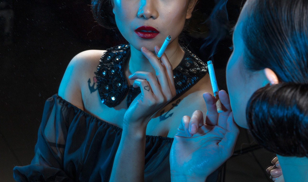 Dříve módní výstřelek dnes zdraví škodlivý nepřítel – jak se pohled na cigarety vyvíjel v čase?