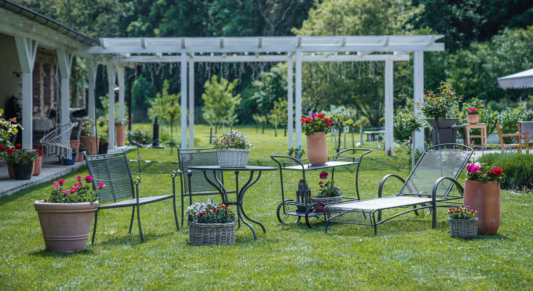 S kovovým zahradním nábytkem nešlápnete vedle