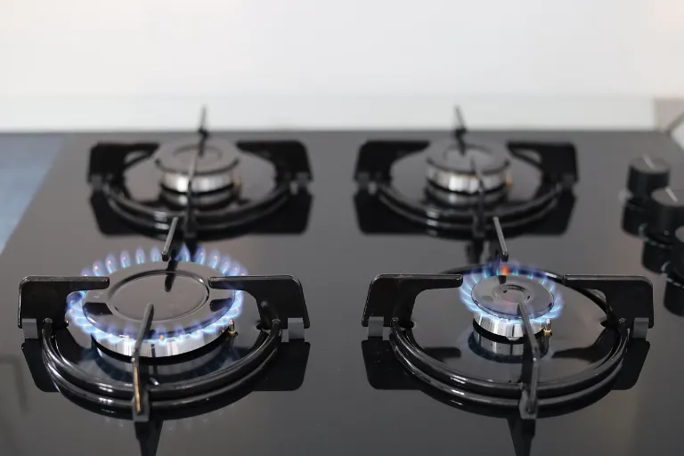 Jak poznat únik plynu v bytě a co dělat, pokud uniká?